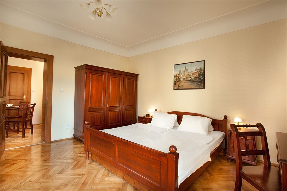 Hotel At The Golden Scissors Praga Exterior foto
