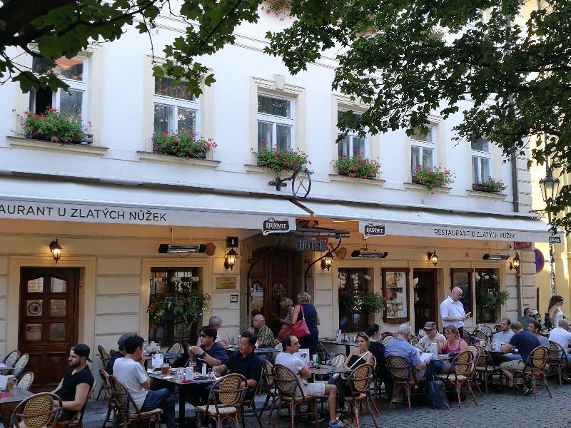 Hotel At The Golden Scissors Praga Exterior foto