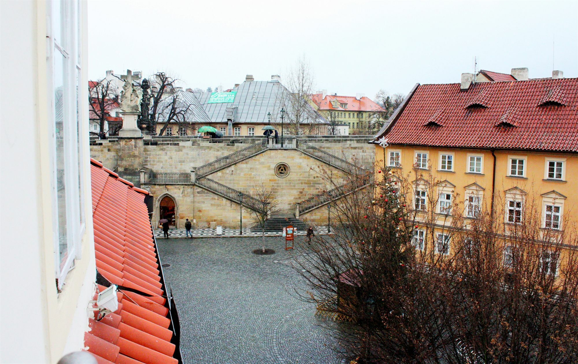 Hotel At The Golden Scissors Praga Exterior foto